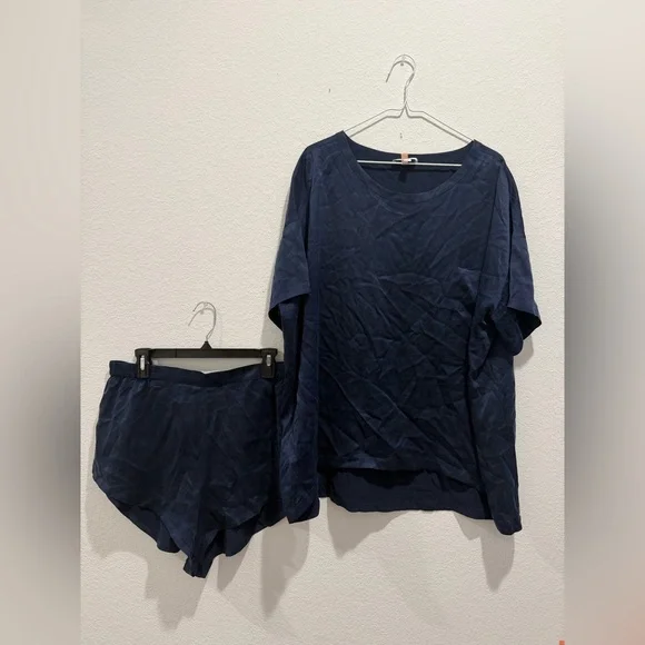 Lunya Nordstrom navy blue silk short sleeve t shirt top and shorts pajama set - Picture 3 of 11